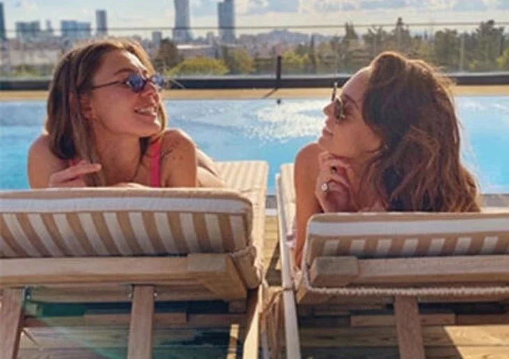 Öykü Karayel ve Ege Kökenli'nin havuz keyfi!