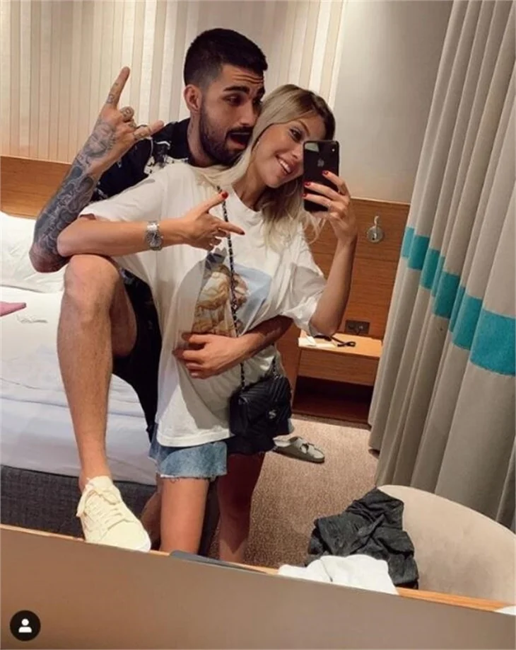 İdo ve Yasemin'in fotoğraflarındaki detay ne?