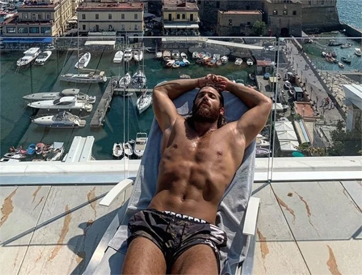 Can Yaman'dan kaslı poz!
