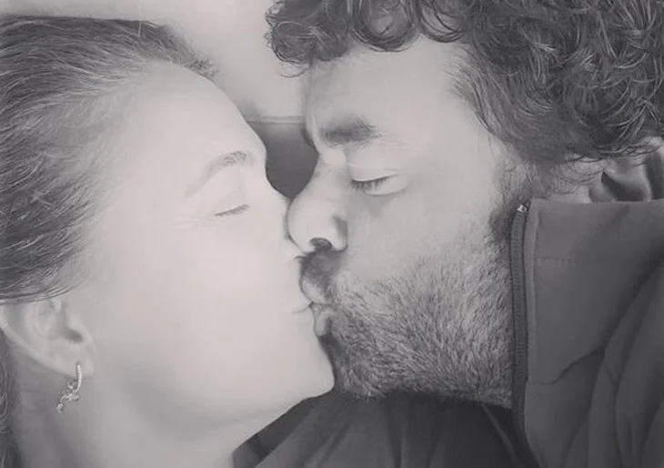 Ceyda Düvenci'den öpücüklü kutlama!