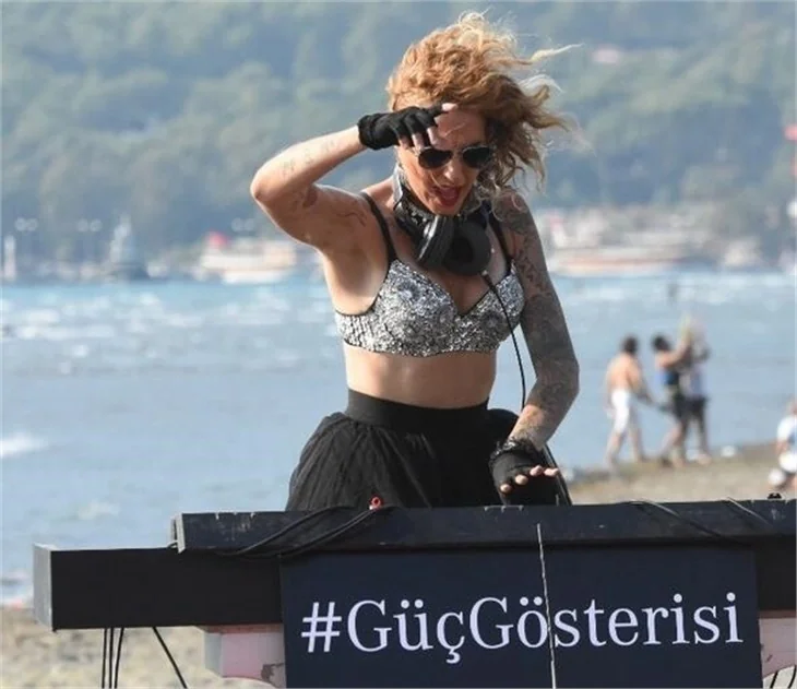 Ünlüler festivalde buluştu!