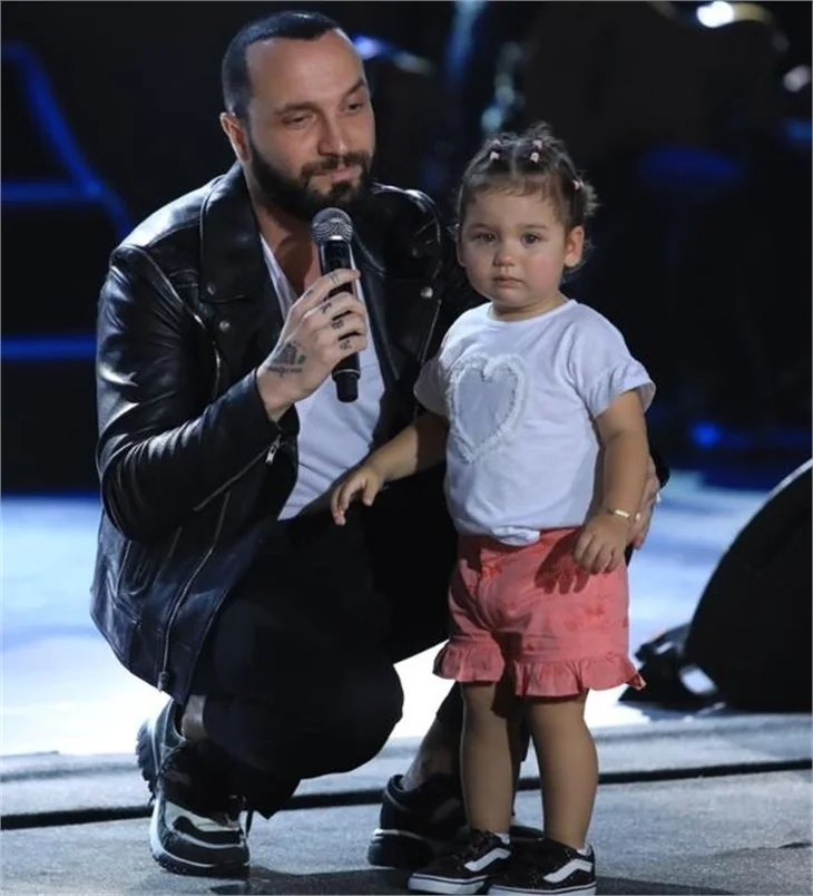 Berkay kızının ağlamasına dayanamadı!