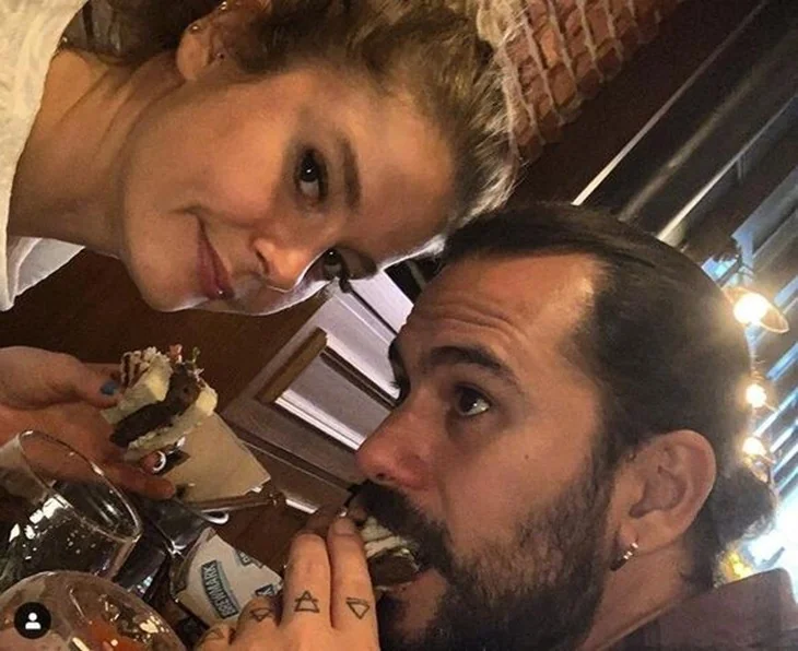 Burcu Biricik'ten romantik kutlama!