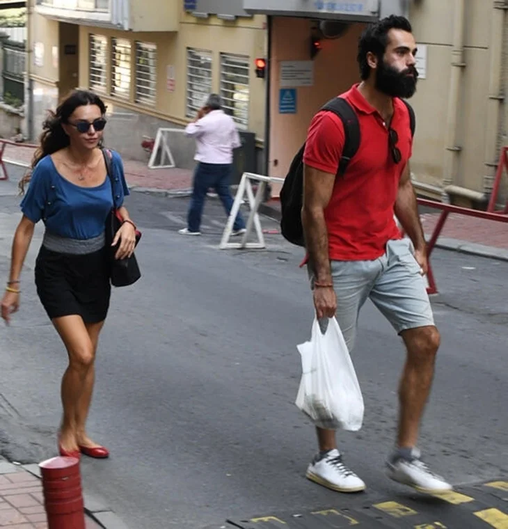 Hande Ataizi genç sevgilisiyle görüntülendi.