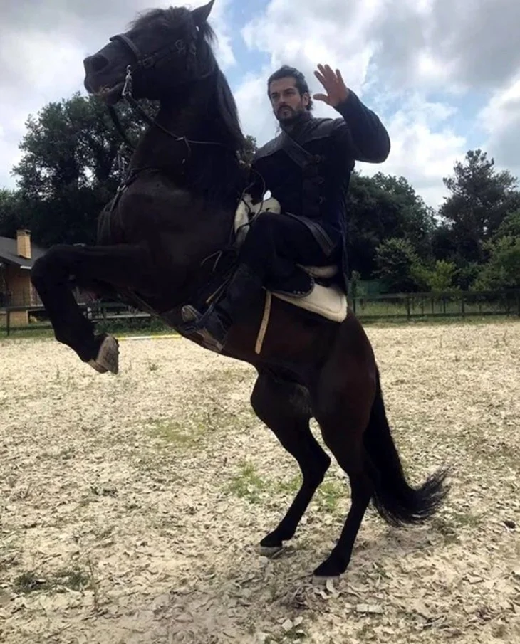 Burak Özçivit'in yeni imajı hayran bıraktı!