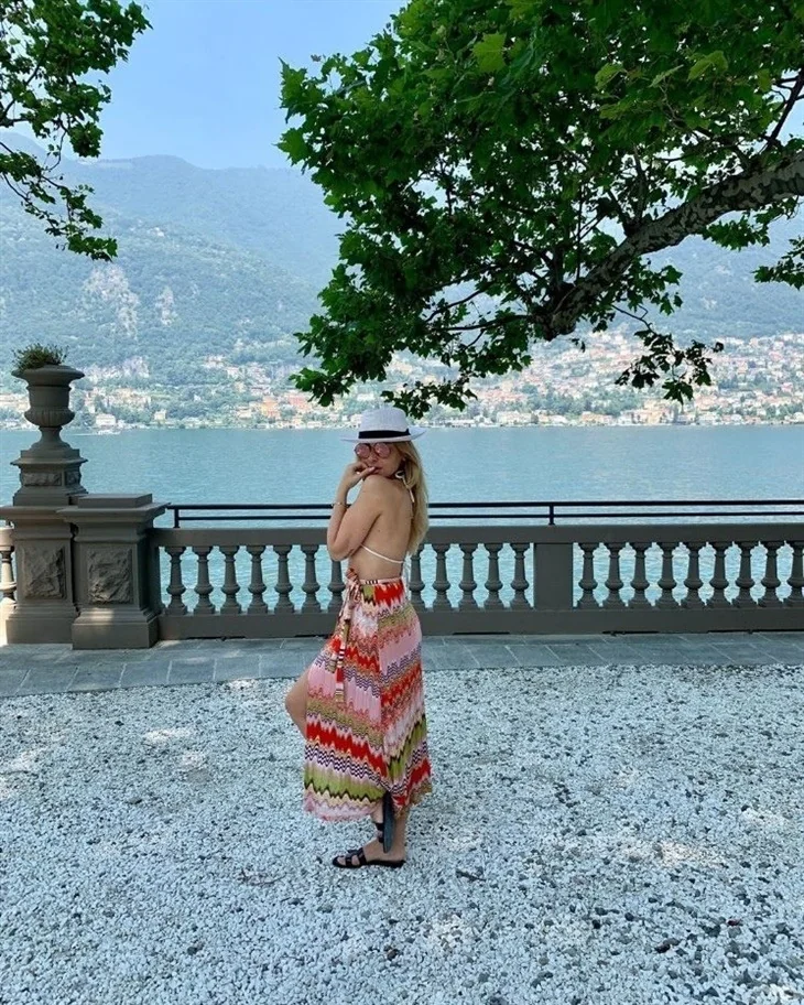 Hadise bikinili paylaşımlara devam ediyor!