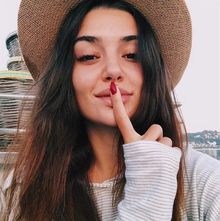Hande Erçel'den makyajsız paylaşımlar...