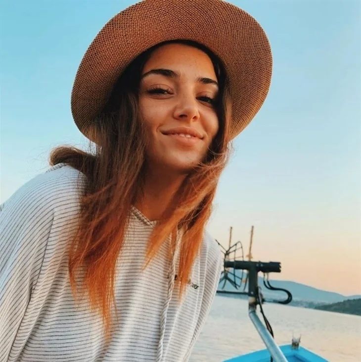 Hande Erçel'den makyajsız paylaşımlar...