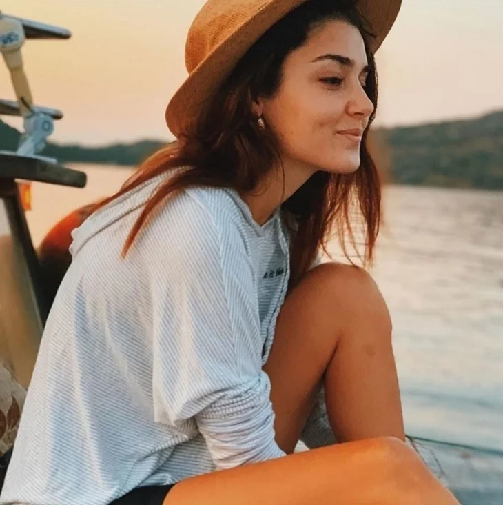 Hande Erçel'den makyajsız paylaşımlar...