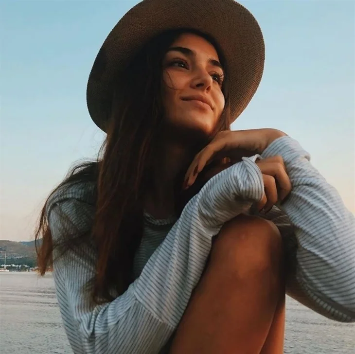 Hande Erçel'den makyajsız paylaşımlar...