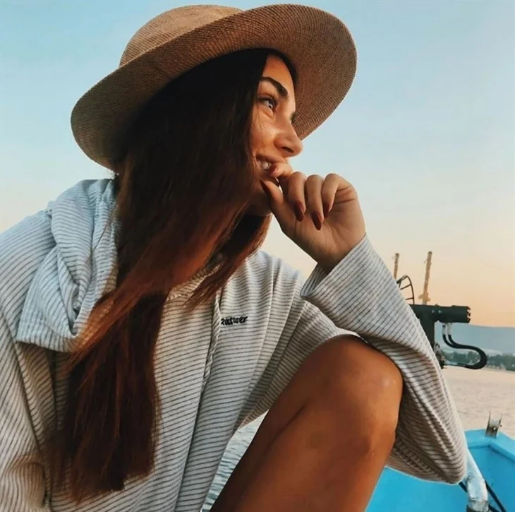 Hande Erçel'den makyajsız paylaşımlar...