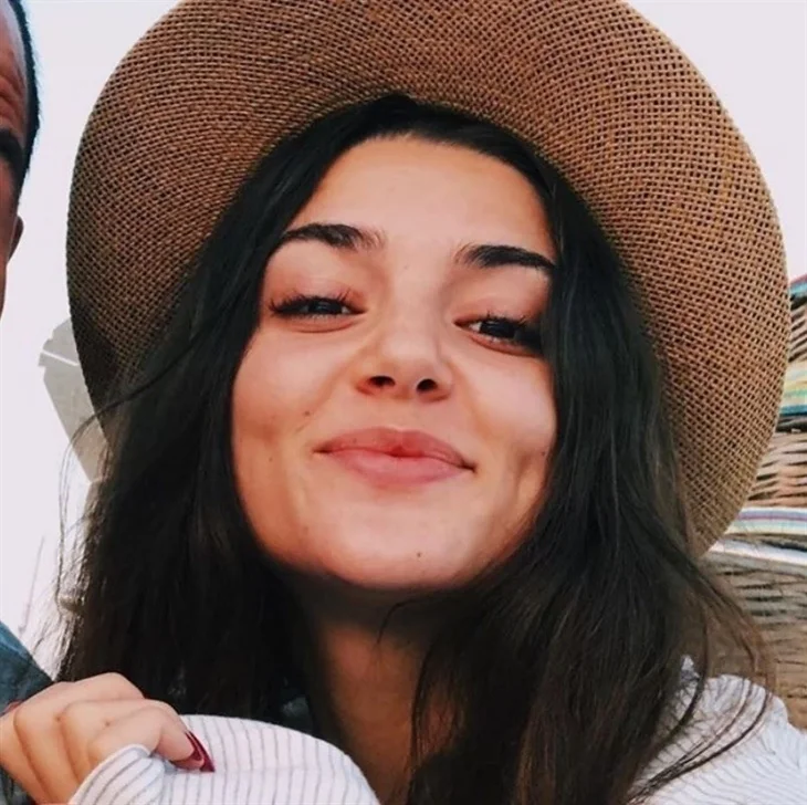 Hande Erçel'den makyajsız paylaşımlar...