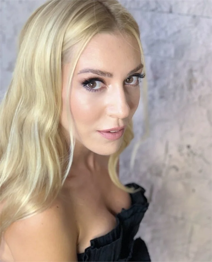 Sinem Kobal yine dekolteli paylaştı!