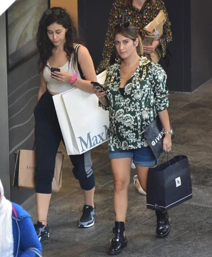 Hazal Kaya bebek alışverişinde!