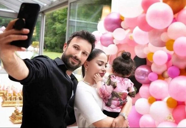 Tarkan kızı olmadan adım atmıyor!