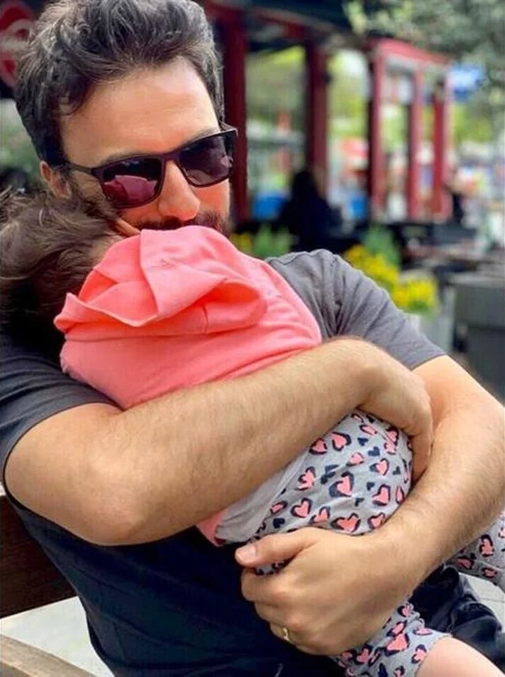 Tarkan kızı olmadan adım atmıyor!