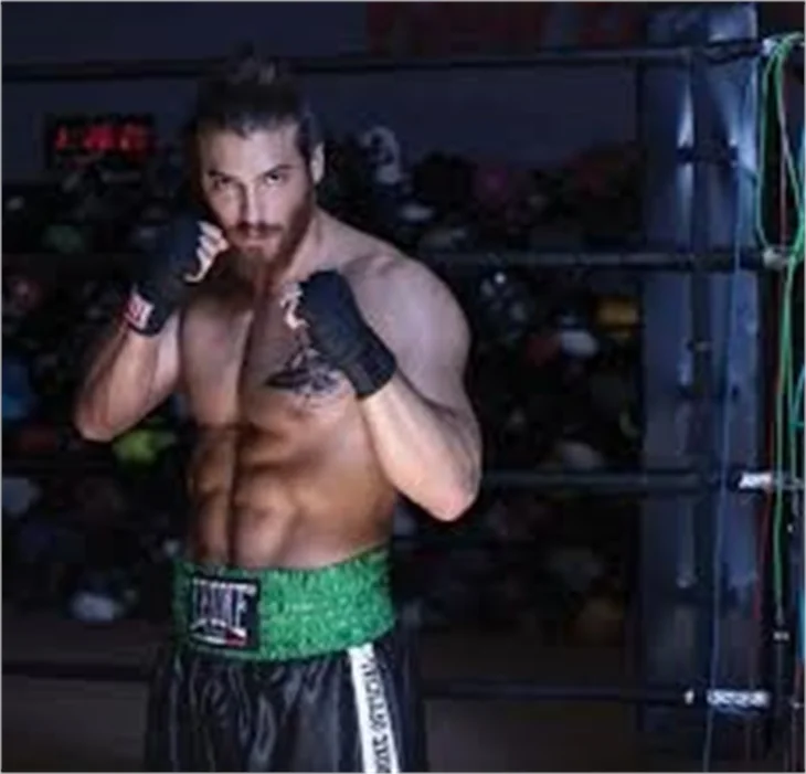 Can Yaman askerlik öncesi dünya turuna çıkıyor!