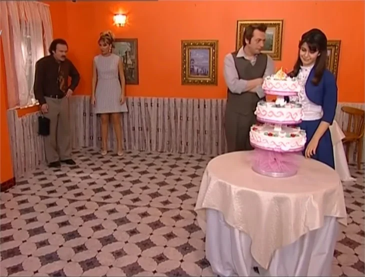 Beren Saat o dizide de oynamış...