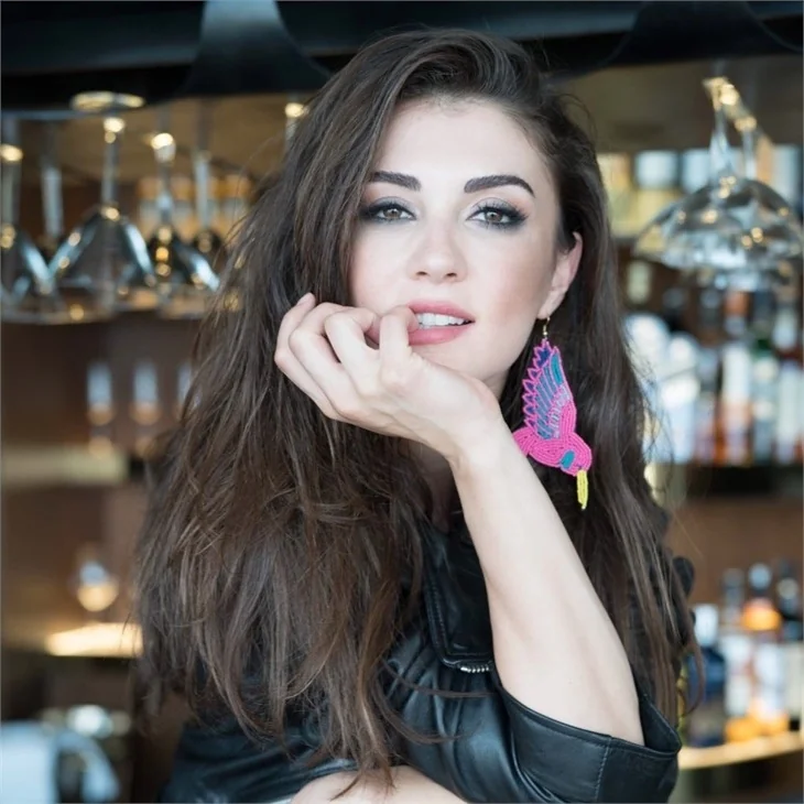 Burcu Özberk'ten hayranlarına çağrı!