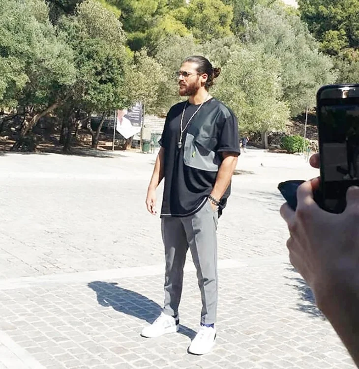 Partide tanıştılar! Can Yaman ve Yunan güzel...