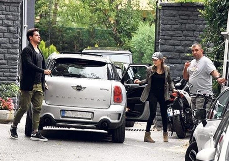 Ünlü oyuncu yeni sevgilisiyle yakalandı!