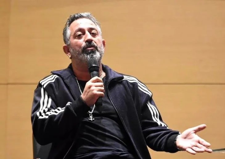 Cem Yılmaz sahnedeyken aklı İstanbul'da kaldı!
