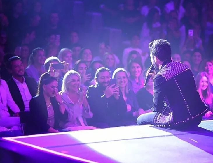 Tarkan eşini böyle utandırdı!