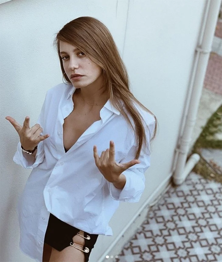 Serenay Sarıkaya'nın dekoltesi olay oldu!