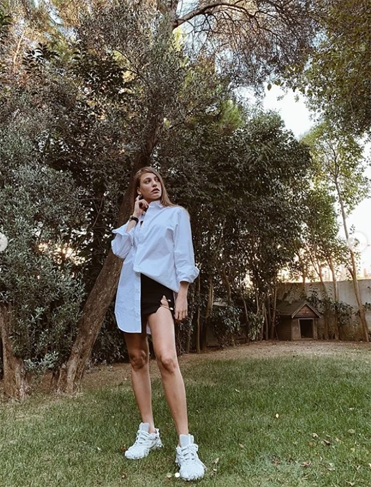Serenay Sarıkaya'nın dekoltesi olay oldu!