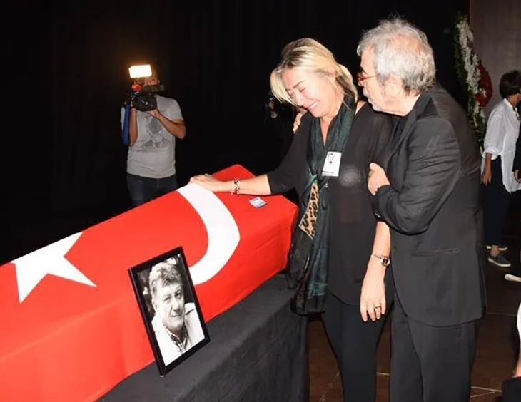 Tarık Ünlüoğlu'na veda! Gözyaşları sel oldu!