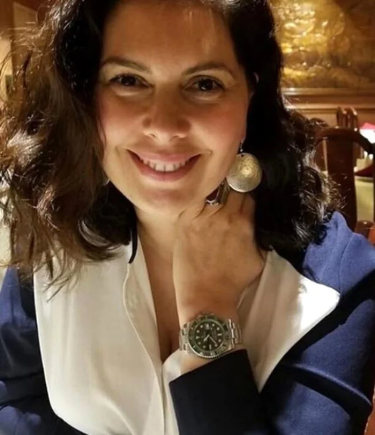 Bergüzar Korel'in kardeşi temizlik görevlisi oldu!