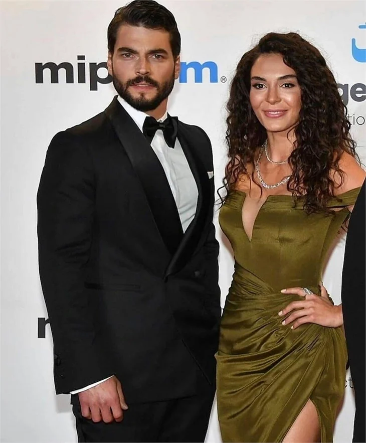 Hercai'nin yıldızları Ebru Şahin ile Akın Akınözü, Cannes'da!