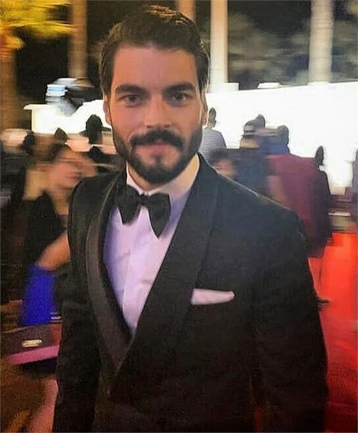 Hercai'nin yıldızları Ebru Şahin ile Akın Akınözü, Cannes'da!
