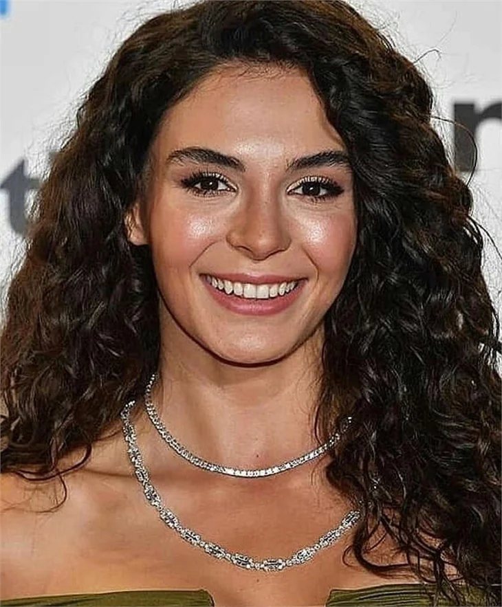 Hercai'nin yıldızları Ebru Şahin ile Akın Akınözü, Cannes'da!