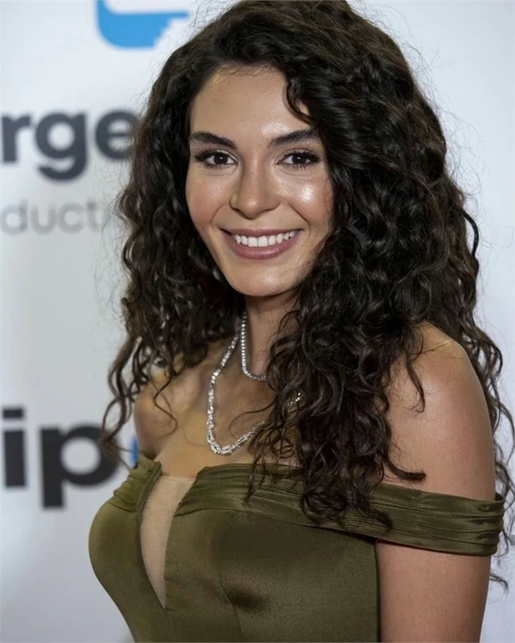 Cannes'da Ebru Şahin rüzgarı esti!
