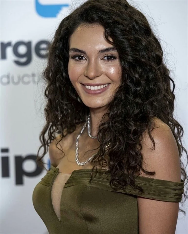 Hercai'nin Reyyan'ı Ebru Şahin Cannes'da esti geçti...