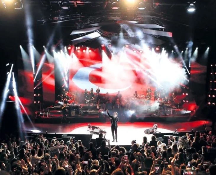 Kenan Doğulu'dan muhteşem konser!