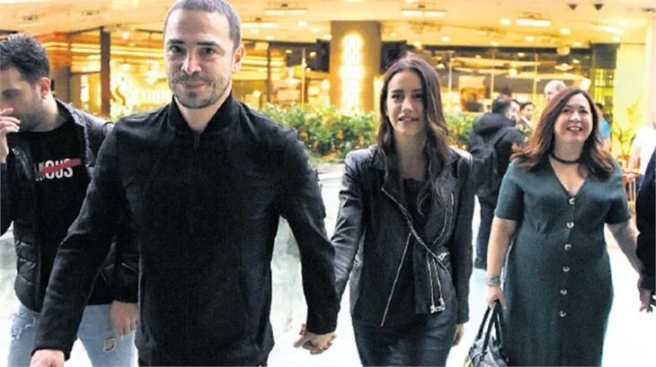 Ahmet Kuran ve sevgilisi el ele!