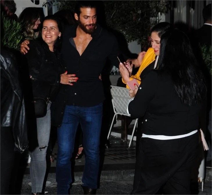 Can Yaman için saatlerce beklediler!