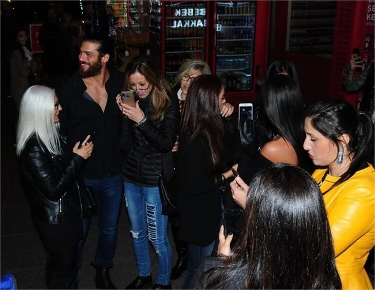 Can Yaman için saatlerce beklediler!