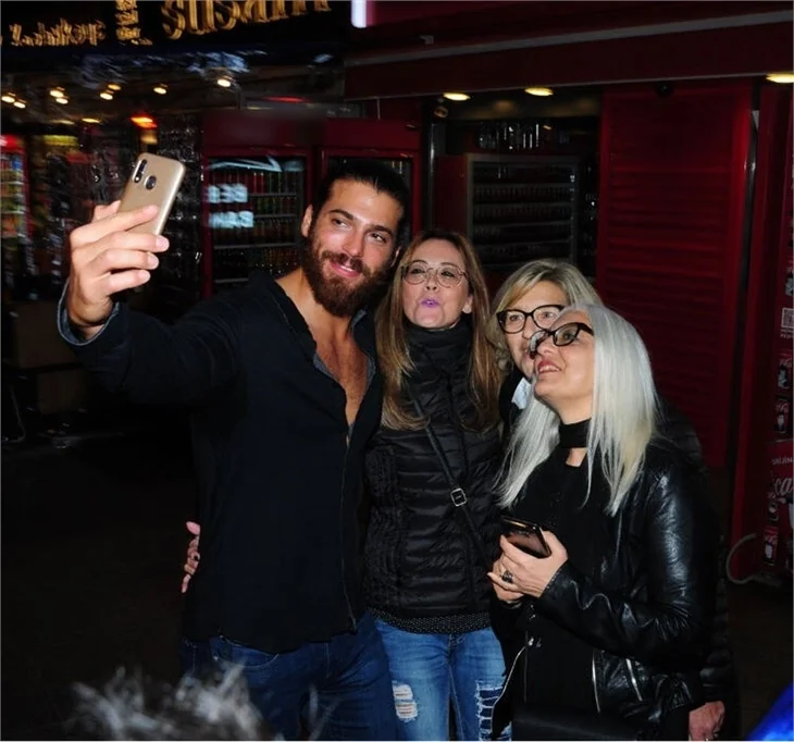 Can Yaman için saatlerce beklediler!