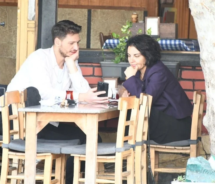 Göksel sevgilisiyle yakalanınca mekanı terk etti!