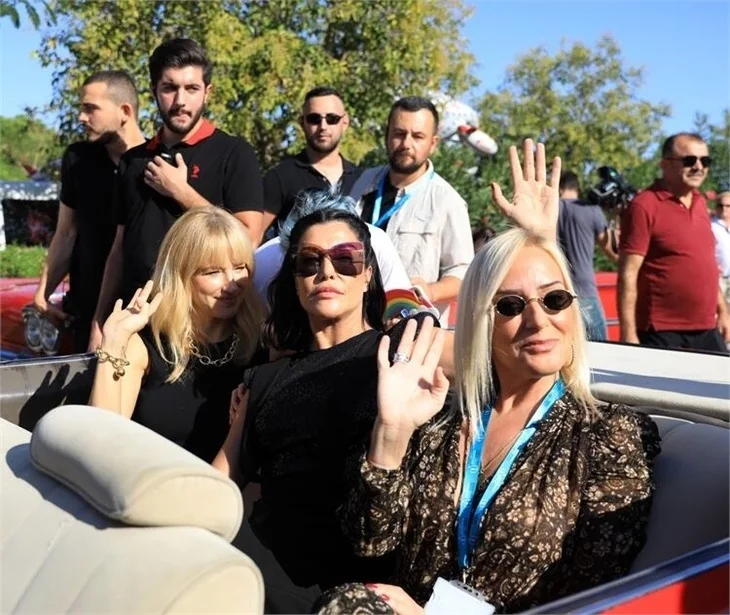 Altın Portakal'da kırmızı halıda şıklık yarışı!