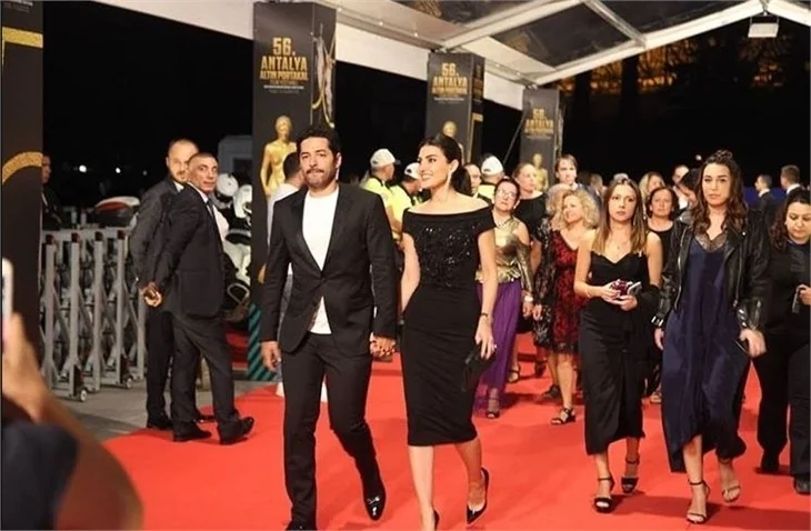 Altın Portakal'da kırmızı halıda şıklık yarışı!