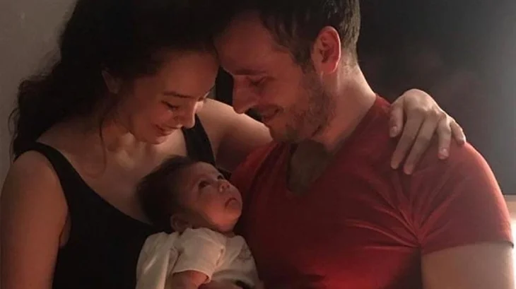 Azra Akın'dan romantik pozlar! "Ne güzel kadınsın!"