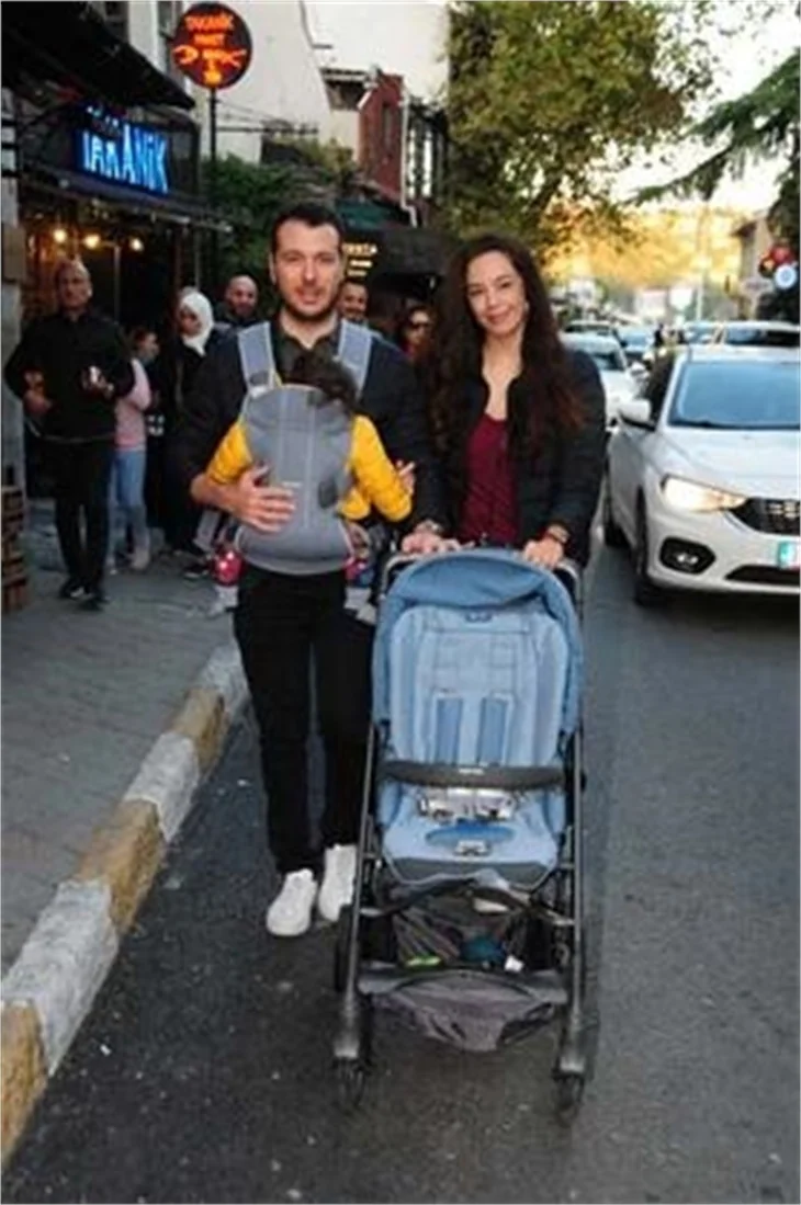 Azra Akın'dan romantik pozlar! "Ne güzel kadınsın!"