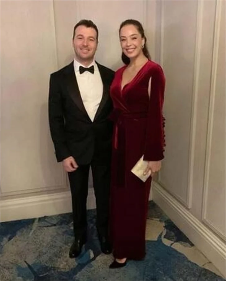 Azra Akın'dan romantik pozlar! "Ne güzel kadınsın!"
