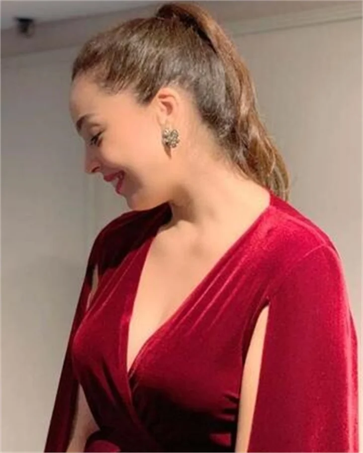 Azra Akın'dan romantik pozlar! "Ne güzel kadınsın!"