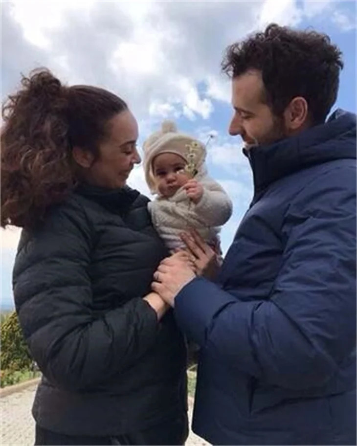 Azra Akın'dan romantik pozlar! "Ne güzel kadınsın!"