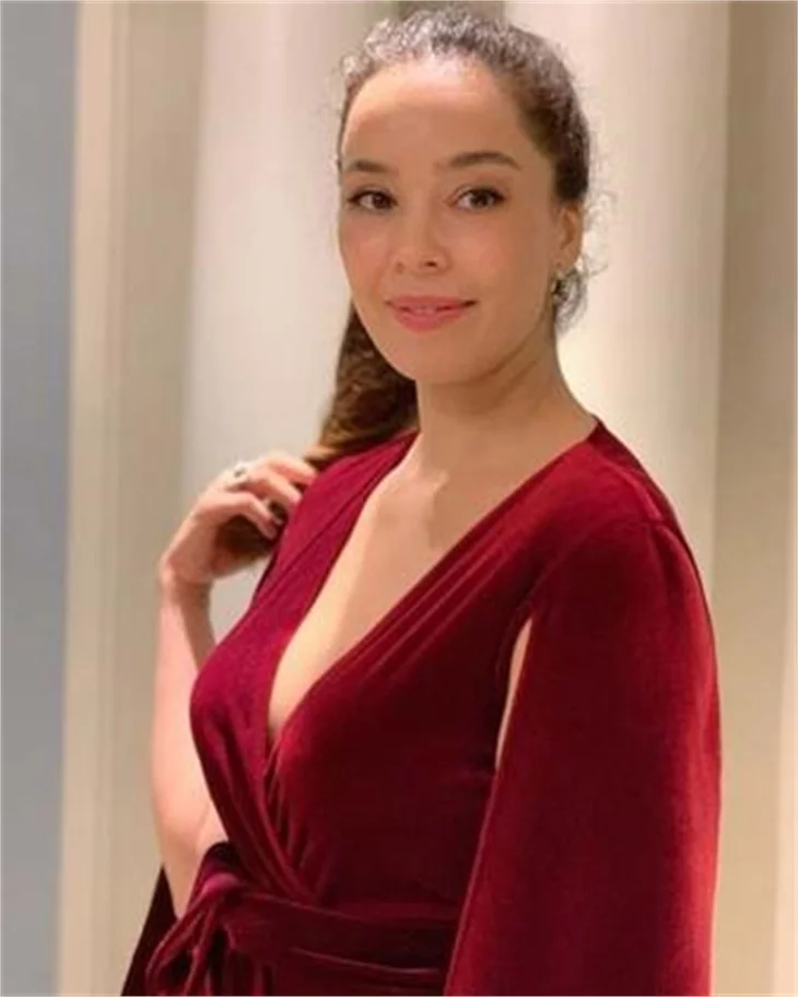 Azra Akın'dan romantik pozlar! "Ne güzel kadınsın!"
